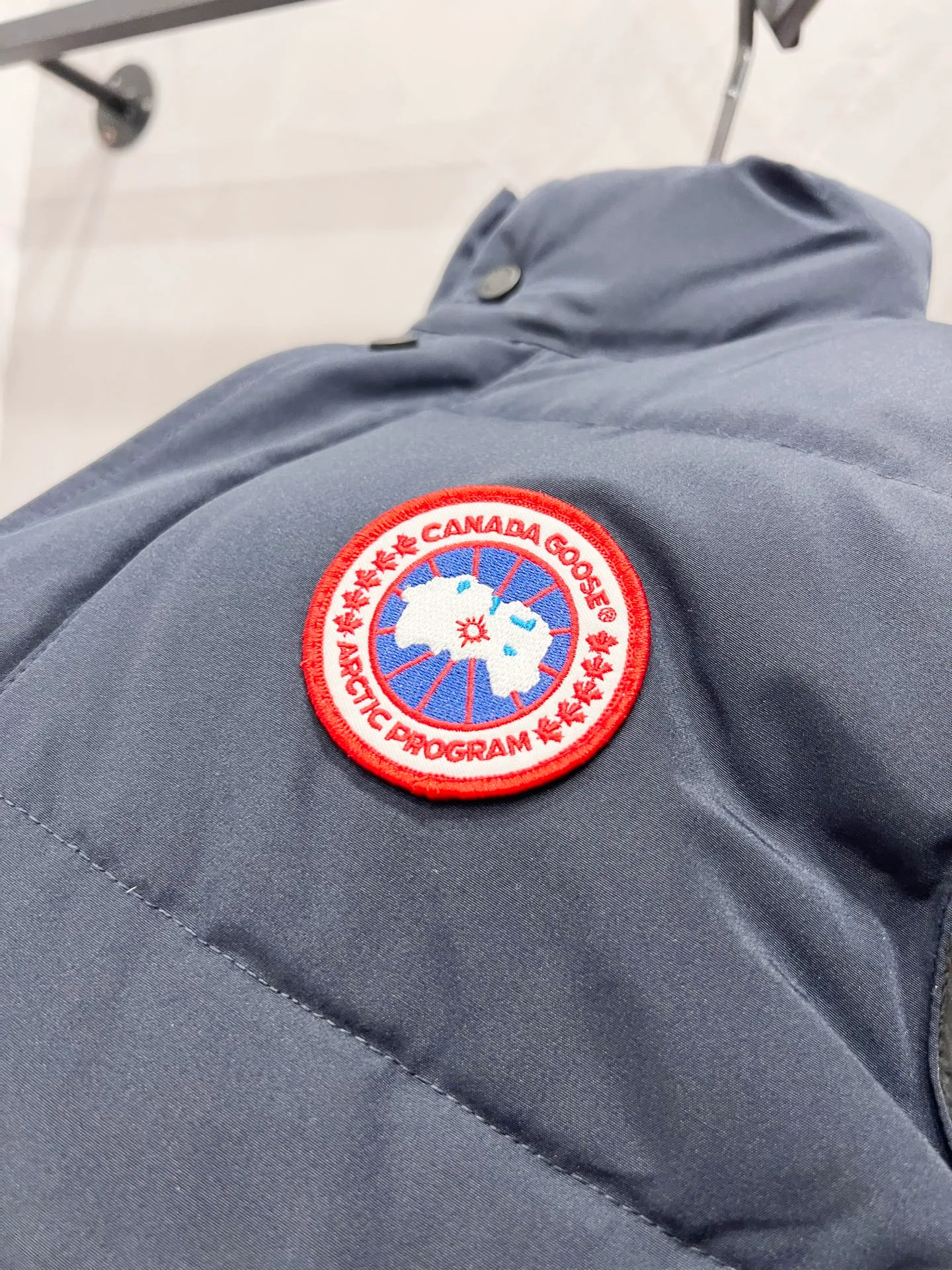 P330 model number: YC27 Canada goose/Canada Goose 4154M Freestyle Crew down vest, using international 50 down, genuine original clothing, pay attention to the version, YKK double zipper, velvet on the back collar, more warm, zippered hidden pocket on the inside, genuine mesh pockets on the inside, you need to compare with the genuine product at any time, the accessories are all original factory custom-made, the fabric is molded and customized according to the authentic original version It can be restored by kneading it at will (fabric interpretation: the harder the fabric, the better the waterproof performance. Only those who buy the latest authentic version this year will notice the softness and comfort of the fabric. Soft fabrics are waterproof and have memory rebound function, which is the authentic fabric). The down is synchronized with genuine white duck down, fluffy and not clumps. The original version of Big Goose is white duck down. It is not the goose down boasted by the world's random copywriting. It can be verified through any official channel. Customized authentic YKK double zipper military-grade copper core zipper puller. High hardness and no jamming. The original smoothness is restored. The workmanship and wiring are all controlled by workers with more than ten years of service. They must be horizontal and vertical. No crookedness. The inner wiring density is more sophisticated. Feel free to compare. Big goose label. Collar label. Washed label. Hangtag. Zipper rope. Pocket label. Collar velvet. Buttons. All details are updated simultaneously with the original version. The best version. A fighter in a world-famous vest. Compare to the entire network. Color: Black White Navy Blue Gray Gray Gray Label Size: S-XXL